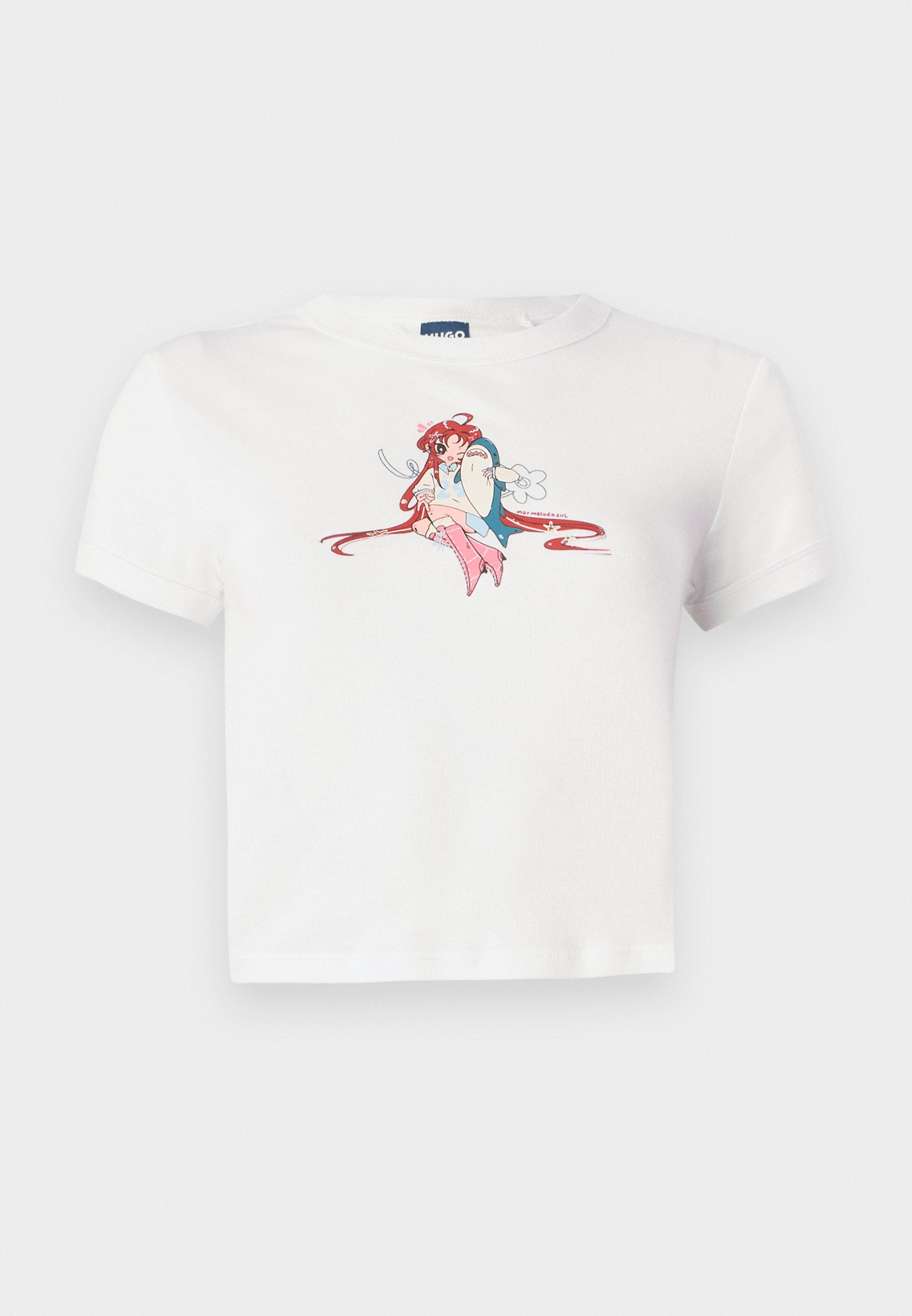 Weißes, kurz geschnittenes T-Shirt aus Baumwolle, mit einem Grafikdruck eines Charakters mit roten Haaren und pinken Akzenten, Rundhalsausschnitt und kurzen Ärmeln.