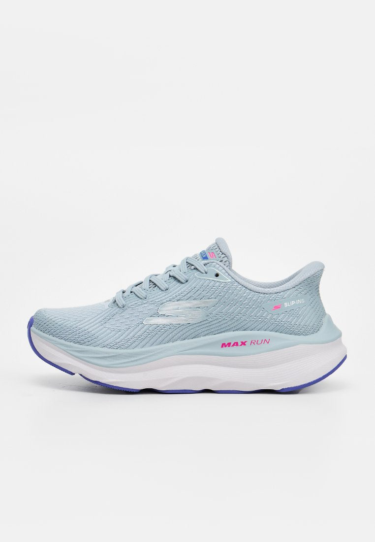 Hellblauer sportlicher Laufschuh mit weißer Sohle, violetten Akzenten, Schnürdesign und dem Schriftzug „MAX RUN“ auf der Zwischensohle.