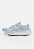 Hellblauer sportlicher Laufschuh mit weißer Sohle, violetten Akzenten, Schnürdesign und dem Schriftzug „MAX RUN“ auf der Zwischensohle.