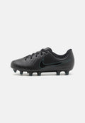Schwarzer Fußballschuh mit einem strukturierten Leder-Obermaterial, traditionellem Schnürsystem und einem auffälligen Swoosh-Logo. Herausgeformte Stollen auf der Außensohle.