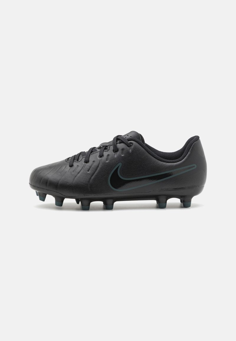 Schwarzer Fußballschuh mit einem strukturierten Leder-Obermaterial, traditionellem Schnürsystem und einem auffälligen Swoosh-Logo. Herausgeformte Stollen auf der Außensohle.