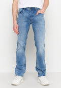 Helle blaue Jeans aus Denim mit geradem Schnitt, Fünf-Taschen-Design und kontrastierenden Nähten. Getragen mit weißen Turnschuhen.