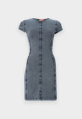 Dunkelgraues Denim-Kleid mit kurzen Ärmeln, Rundhalsausschnitt und zentralem Nähedetail. Glatte Textur, figurbetonte Silhouette, knielang.