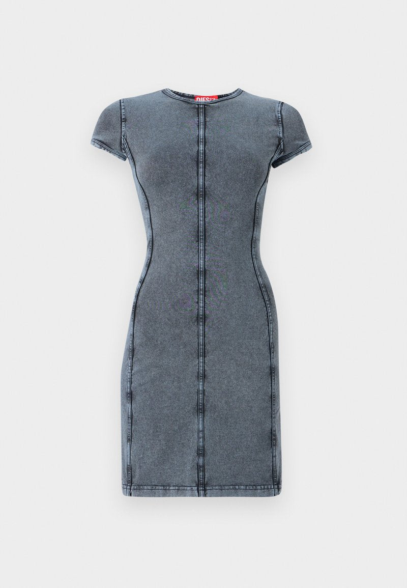 Dunkelgraues Denim-Kleid mit kurzen Ärmeln, Rundhalsausschnitt und zentralem Nähedetail. Glatte Textur, figurbetonte Silhouette, knielang.