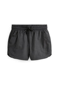 Schwarze Sportshorts mit einem elastischen Bund und Kordelzug. Verfügen über zwei Seitentaschen und eine glatte, leichte Textur.