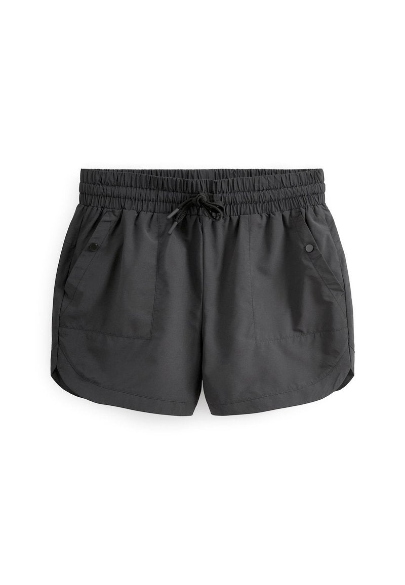 Schwarze Sportshorts mit einem elastischen Bund und Kordelzug. Verfügen über zwei Seitentaschen und eine glatte, leichte Textur.
