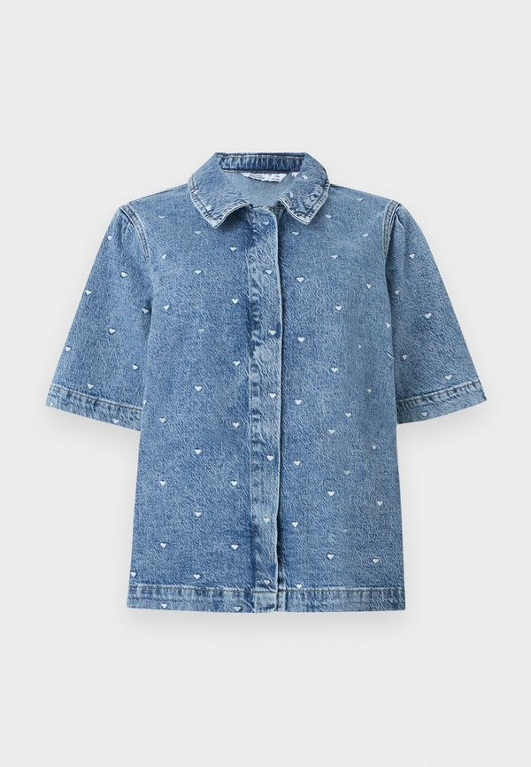 Vero Moda Curve VMCDIONNE SHIRT - Button-down blouse - medium blue denim
