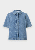 Blaues Denim-Kurzarmhemd mit kleinen weißen Herzmustern, einem Kragen und einer vorderen Knopfleiste.