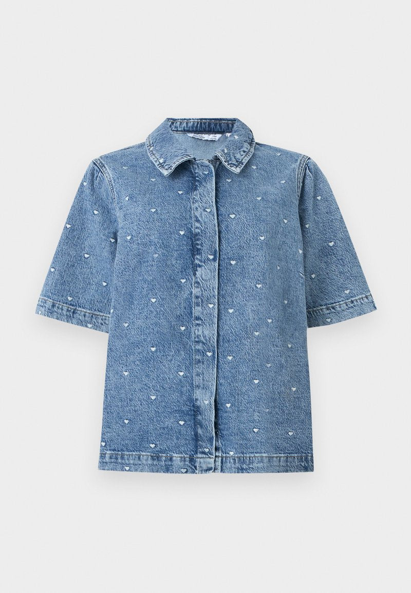 Blaues Denim-Kurzarmhemd mit kleinen weißen Herzmustern, einem Kragen und einer vorderen Knopfleiste.