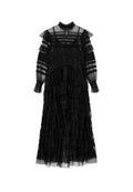 Schwarz geschichtetes Kleid aus transparenter Spitze. Hat einen hohen Kragen, lange Ärmel, Rüschenschichten und gestreifte Akzente. Klassische Bodenlänge.