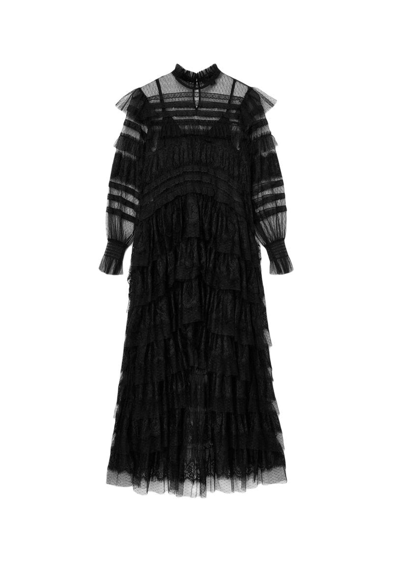 Schwarz geschichtetes Kleid aus transparenter Spitze. Hat einen hohen Kragen, lange Ärmel, Rüschenschichten und gestreifte Akzente. Klassische Bodenlänge.