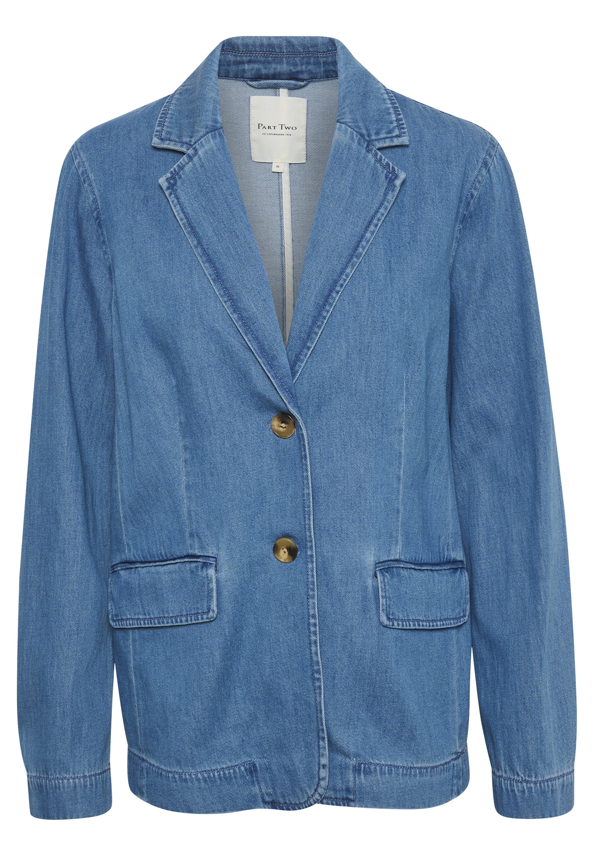 Jeansjacke mit strukturiertem Blazer-Design, hellblaue Farbe, mit Reverskragen, zwei Fronttaschen und zwei goldenen Knöpfen.