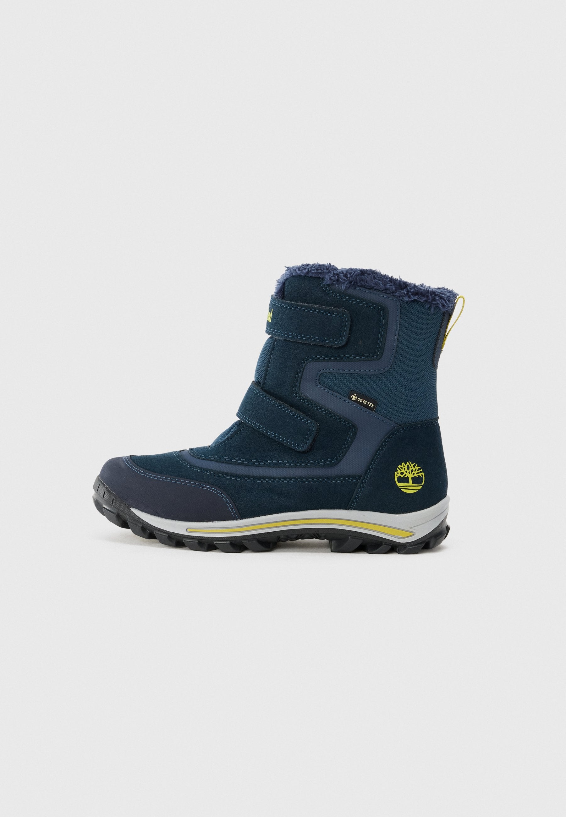 Marineblaue Winterstiefel mit synthetischem Obermaterial, gefüttertem Kragen aus Fell, zwei Klettverschlussriemen, strukturierter Gummisohle und einem grünen Logodetail an der Seite.
