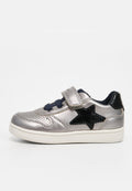Silberner Sneaker mit perforiertem Design, schwarzem Sternakzent, marineblauen Schnürsenkeln und einer weißen Gummisohle. Verstellbarer Riemen für ein einfaches Anziehen.