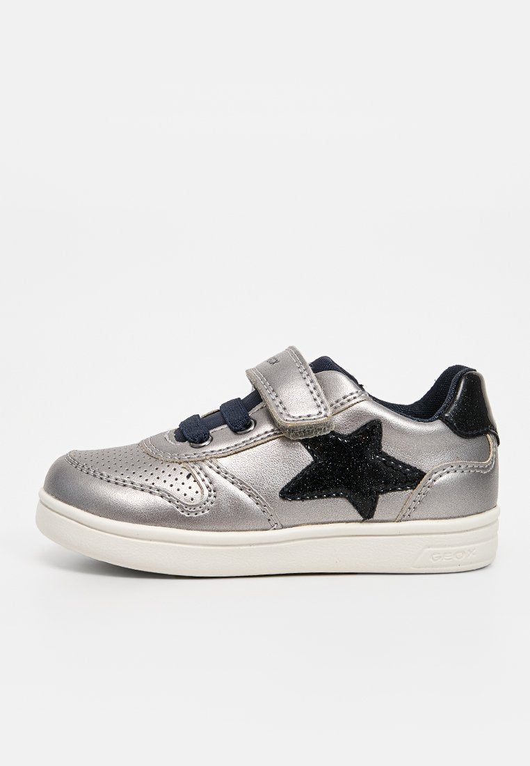 Silberner Sneaker mit perforiertem Design, schwarzem Sternakzent, marineblauen Schnürsenkeln und einer weißen Gummisohle. Verstellbarer Riemen für ein einfaches Anziehen.