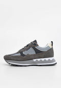 Sportliche Sneakers in Grau und Schwarz, mit einer Mischung aus Mesh- und Wildledermaterialien, einer profilierten Sohle und kontrastierenden hellen Akzenten.