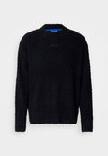 Schwarzer Pullover aus strukturiertem Strickstoff mit Rundhalsausschnitt, langen Ärmeln sowie gerippten Bündchen und Saum. Dezentes Branding auf der Brust.