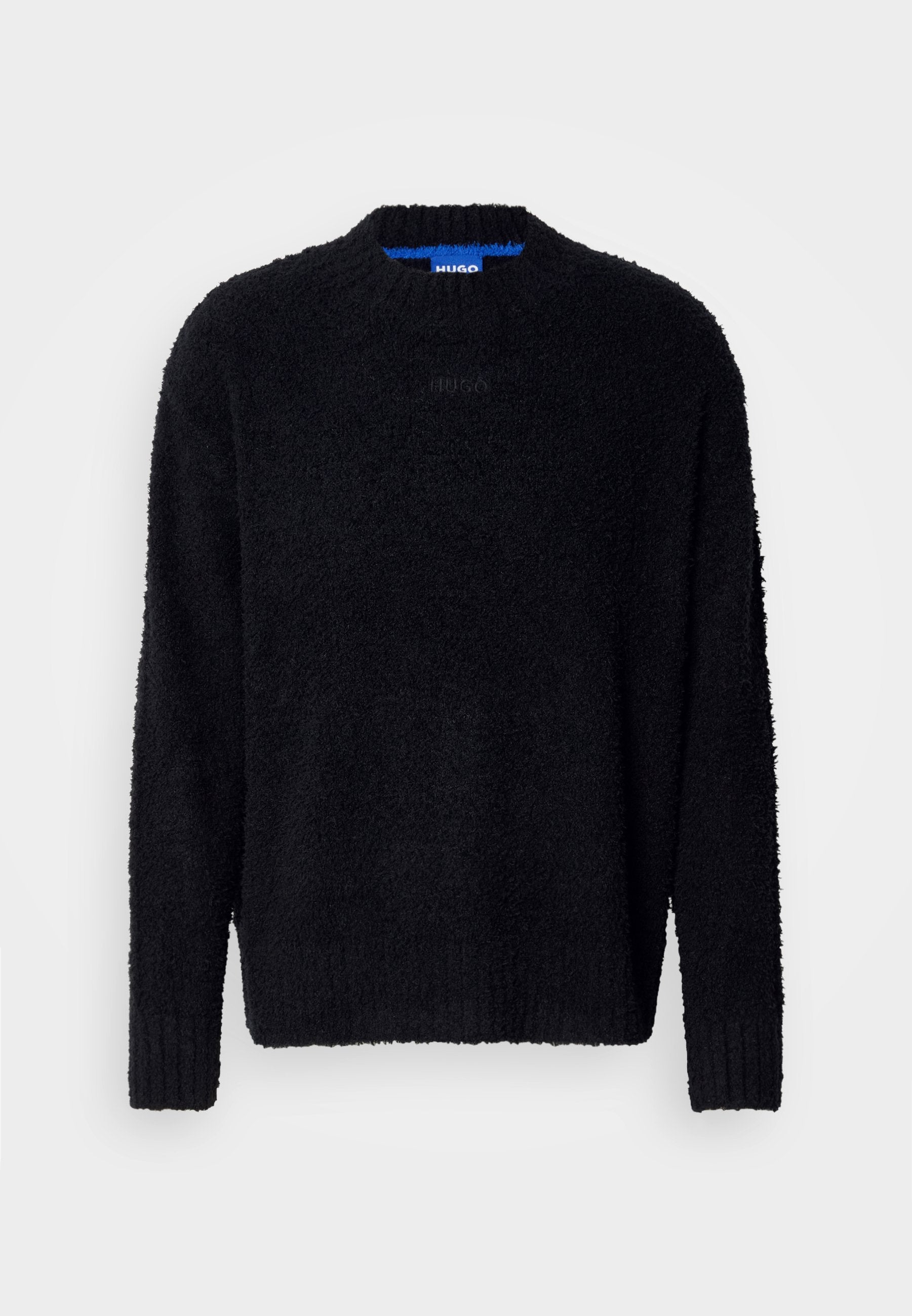 Schwarzer Pullover aus strukturiertem Strickstoff mit Rundhalsausschnitt, langen Ärmeln sowie gerippten Bündchen und Saum. Dezentes Branding auf der Brust.
