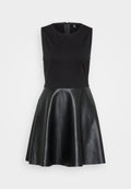 Schwarzes Kleid mit einem ärmellosen, taillierten Oberteil aus weichem Stoff und einem ausgestellten, glänzenden Lederrock. Hat einen Reißverschluss auf der Rückseite.