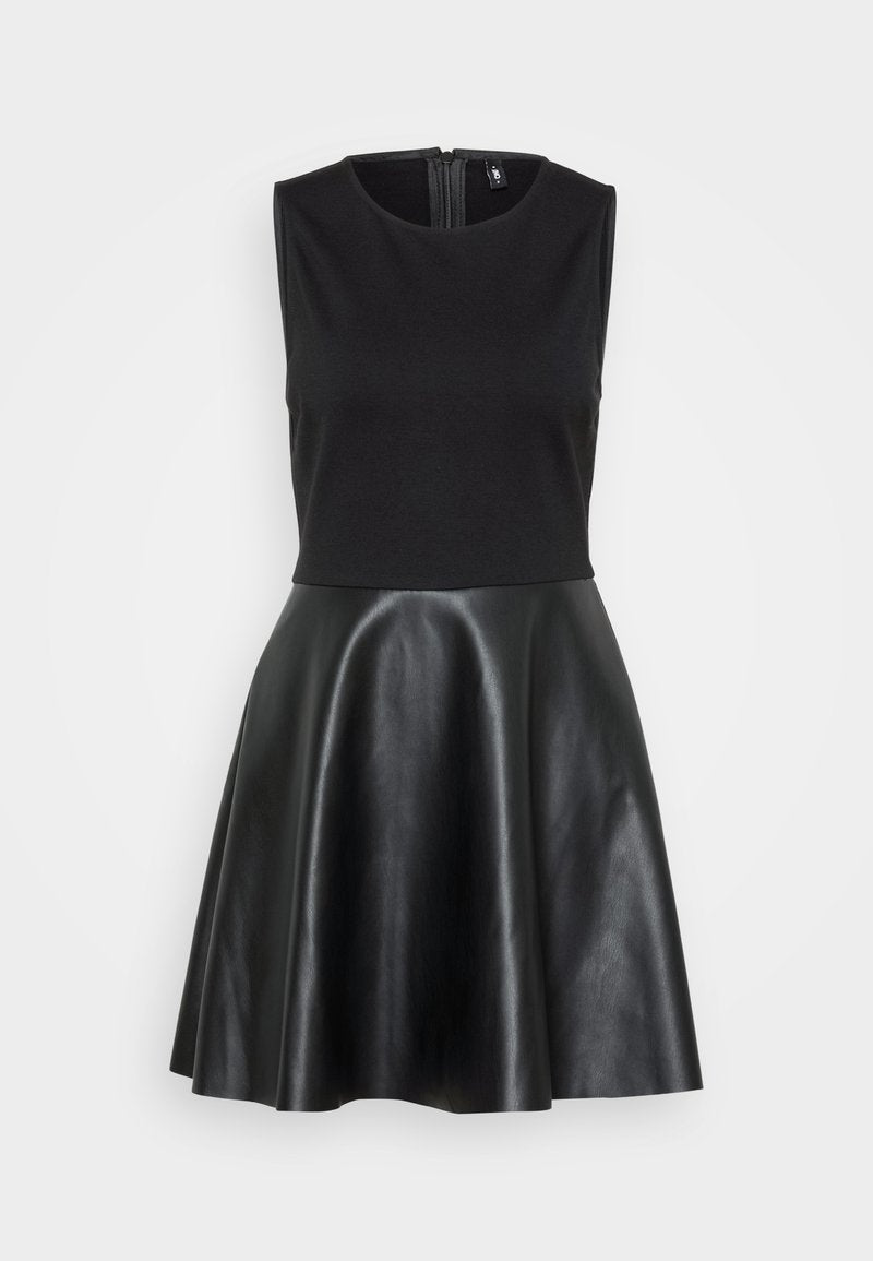 Schwarzes Kleid mit einem ärmellosen, taillierten Oberteil aus weichem Stoff und einem ausgestellten, glänzenden Lederrock. Hat einen Reißverschluss auf der Rückseite.