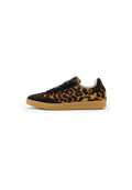Niedrige Sneakers mit Leopardenmuster aus Stoff, schwarzen Wildleder-Akzenten, schwarzen Schnürsenkeln und einer beige Gummisohle, seitlich vor einem weißen Hintergrund dargestellt.