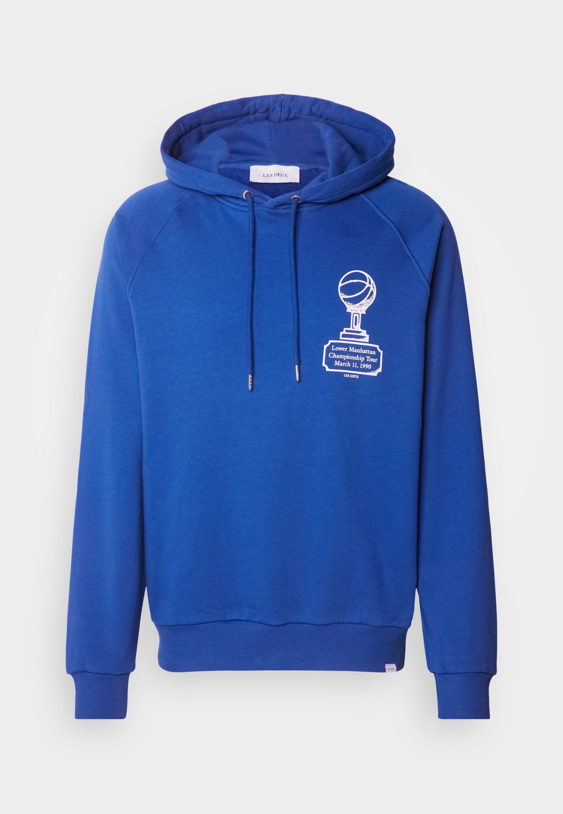 Blaues Hoodie mit einem vorderen Grafikdesign eines Pokals und eines Basketballs, mit Kordeln und gerippten Bündchen und Saum. Weiches Material und lockere Passform.
