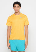 Nike T-Shirt mit kurzen Ärmeln in leuchtendem Gelb, mit silbernem Logo, glatter Textur und klassischem Design mit Rundhalsausschnitt.