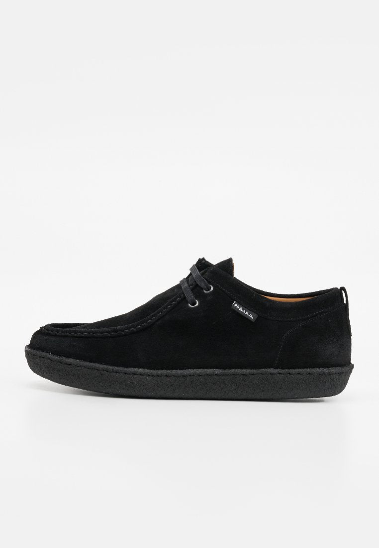 Schwarzer Wildleder-Casual-Schnürschuh mit dicker Sohle und genähten Details, Seitenansicht auf weißem Hintergrund.