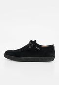 Schwarzer Wildleder-Casual-Schnürschuh mit dicker Sohle und genähten Details, Seitenansicht auf weißem Hintergrund.