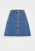 Denim-A-Linie-Rock mit einem Taillenbund, vorderem Knopfverschluss, zwei Taschen und leicht fransigem Saum. Helle blaue Farbe und gleichmäßige Struktur.