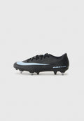 Schwarze Fußballschuhe mit strukturierten Oberflächen, hellblauen Akzenten und fünf klaren Stollen an der Sohle. Verfügt über ein aerodynamisches Design und Schnürsenkel.
