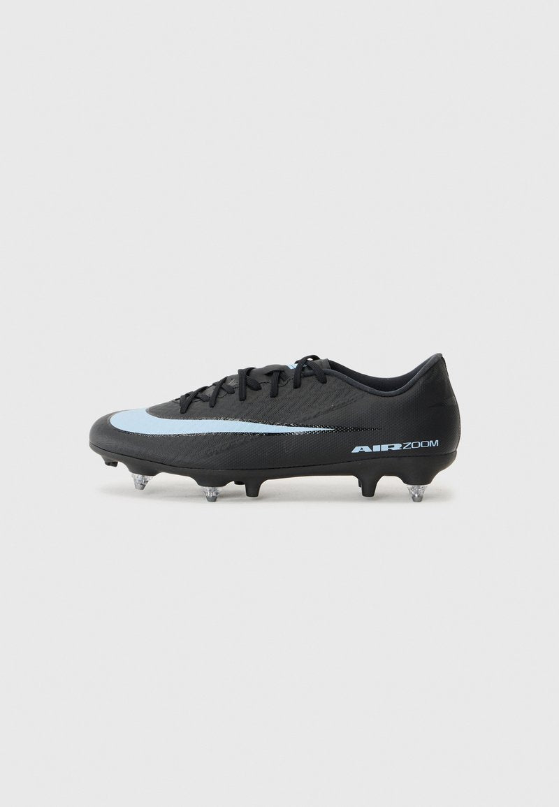 Schwarze Fußballschuhe mit strukturierten Oberflächen, hellblauen Akzenten und fünf klaren Stollen an der Sohle. Verfügt über ein aerodynamisches Design und Schnürsenkel.