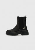 Schwarze Leder-Stiefeletten mit einer strukturierten Oberseite, elastischen Seitenpaneelen, einer klobigen Sohle und einer Lasche hinten für einfaches An- und Ausziehen.