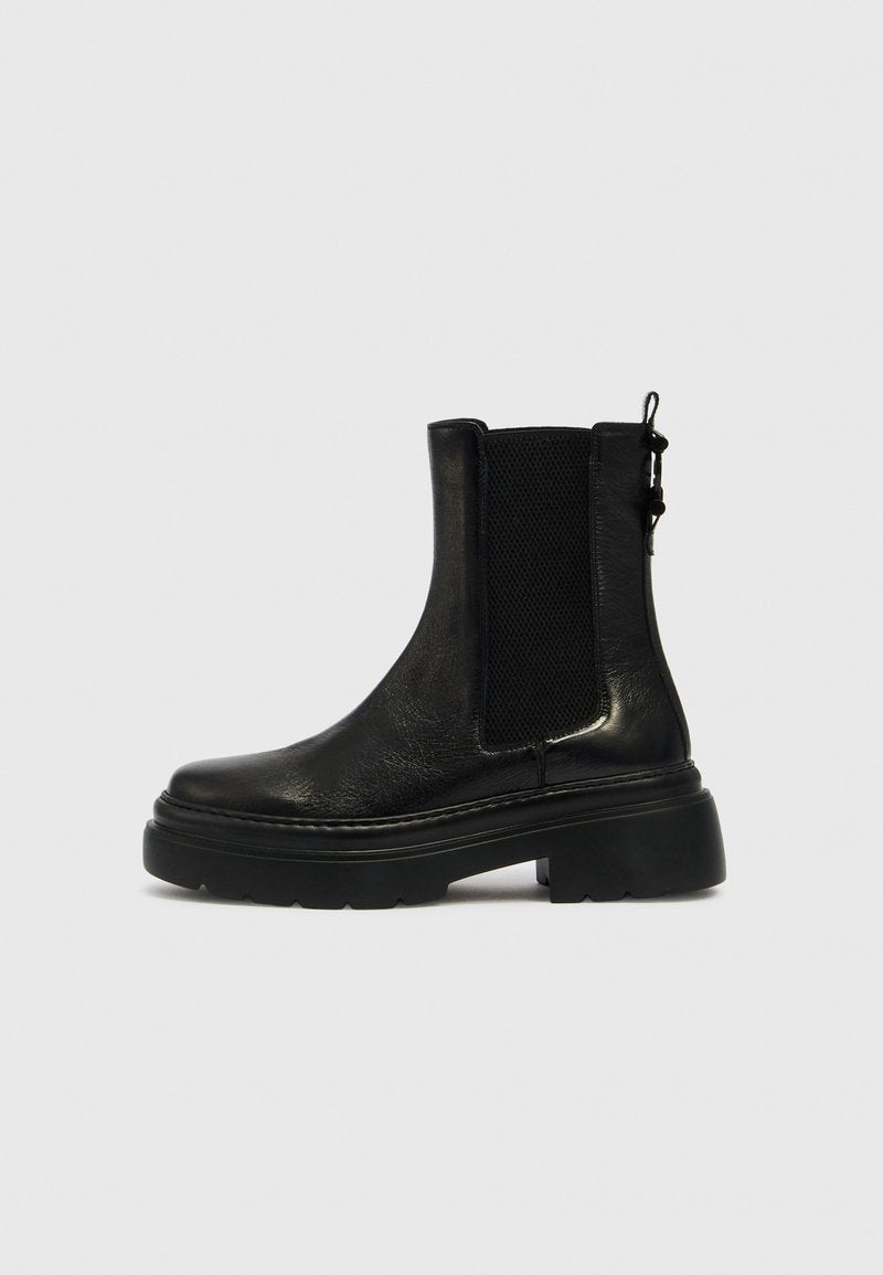 Schwarze Leder-Stiefeletten mit einer strukturierten Oberseite, elastischen Seitenpaneelen, einer klobigen Sohle und einer Lasche hinten für einfaches An- und Ausziehen.