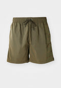 Olivengrüne Badeshorts mit elastischem Bund und Kordelzug, leichtem Stoff und seitlichen Taschen für Komfort.