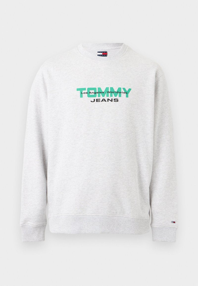 Hellgraues Sweatshirt mit Rundhalsausschnitt und grünem "TOMMY"-Schriftzug, darüber kleiner schwarzer Schriftzug "Los Angeles, Worldwide" und darunter "JEANS" auf der Vorderseite in der Mitte.