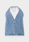 Denim Haltertop in Hellblau. Mit tiefem V-Ausschnitt, offener Rückseite und Bindebändern am Hals. Glatte Textur mit dezenten Nähten.