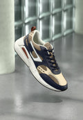 Sneaker mit einem Farbschema in Beige, Navy und Weiß. Verfügt über Mesh-Einsätze, eine strukturierte Lederoberfläche und einen gepolsterten Kragen mit Zuglasche.