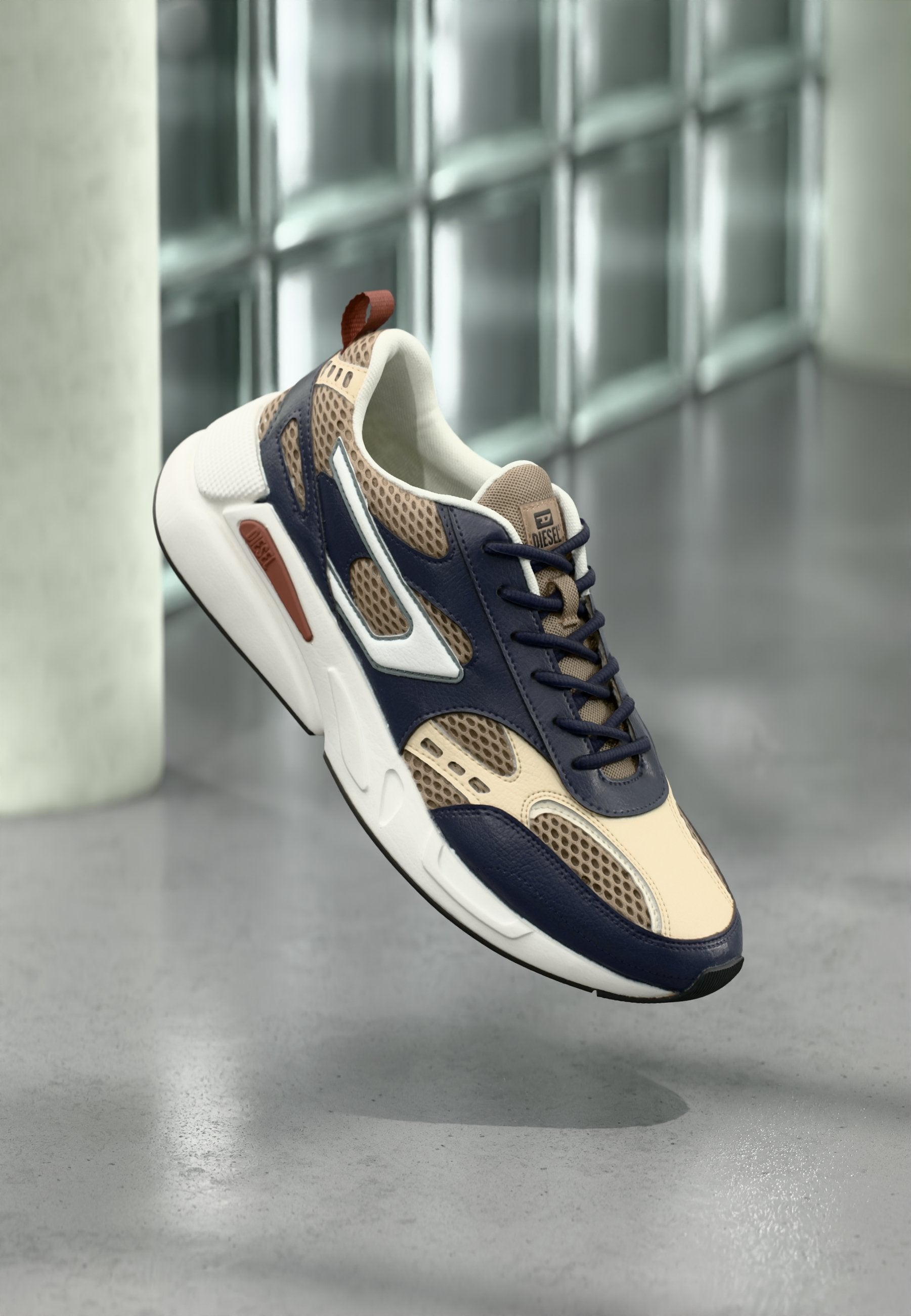 Sneaker mit einem Farbschema in Beige, Navy und Weiß. Verfügt über Mesh-Einsätze, eine strukturierte Lederoberfläche und einen gepolsterten Kragen mit Zuglasche.