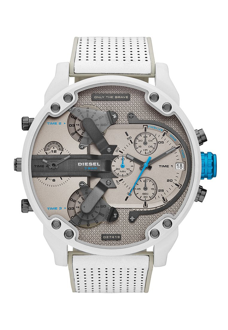 Weißer analoger Armbanduhr mit mehreren Zifferblättern, darunter schwarze und blaue Akzente, strukturierten grauen Hintergrund und durchlöchertem weißen Armband.