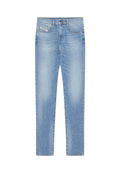 Helleblaue Jeans aus Denim mit geradem Bein, Fronttaschen und Knopfverschluss. Mit dezentem Verblassen und Standardnähte.