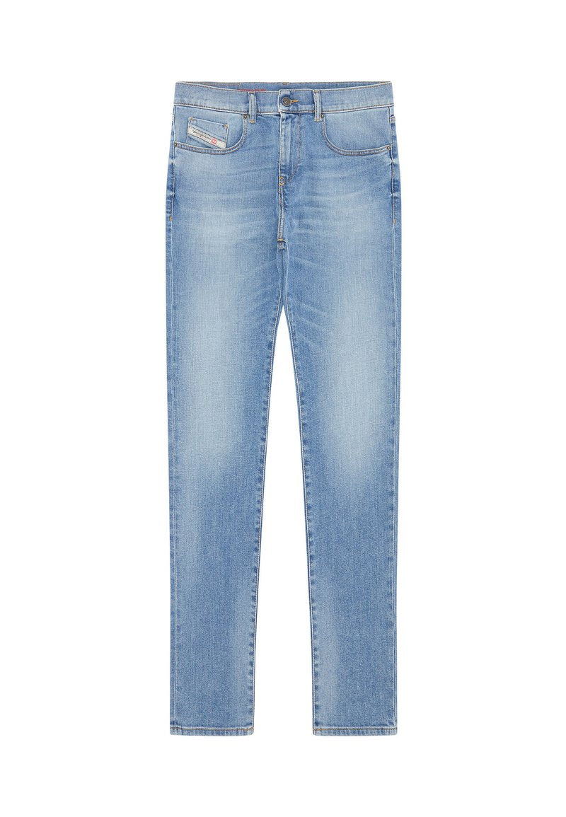 Helleblaue Jeans aus Denim mit geradem Bein, Fronttaschen und Knopfverschluss. Mit dezentem Verblassen und Standardnähte.