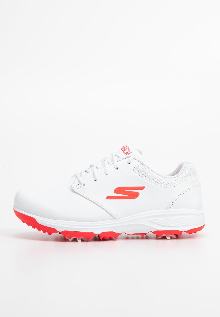 Weiße Golfschuhe mit einem glatten Lederobermaterial, roter Gummisohle und Mesh-Akzenten. Mit einem auffälligen roten Logo und Schnürdesign ausgestattet.