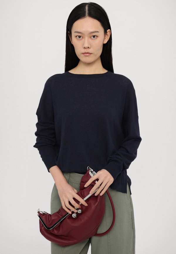 CLOSED CREW NECK LONG SLEEVE