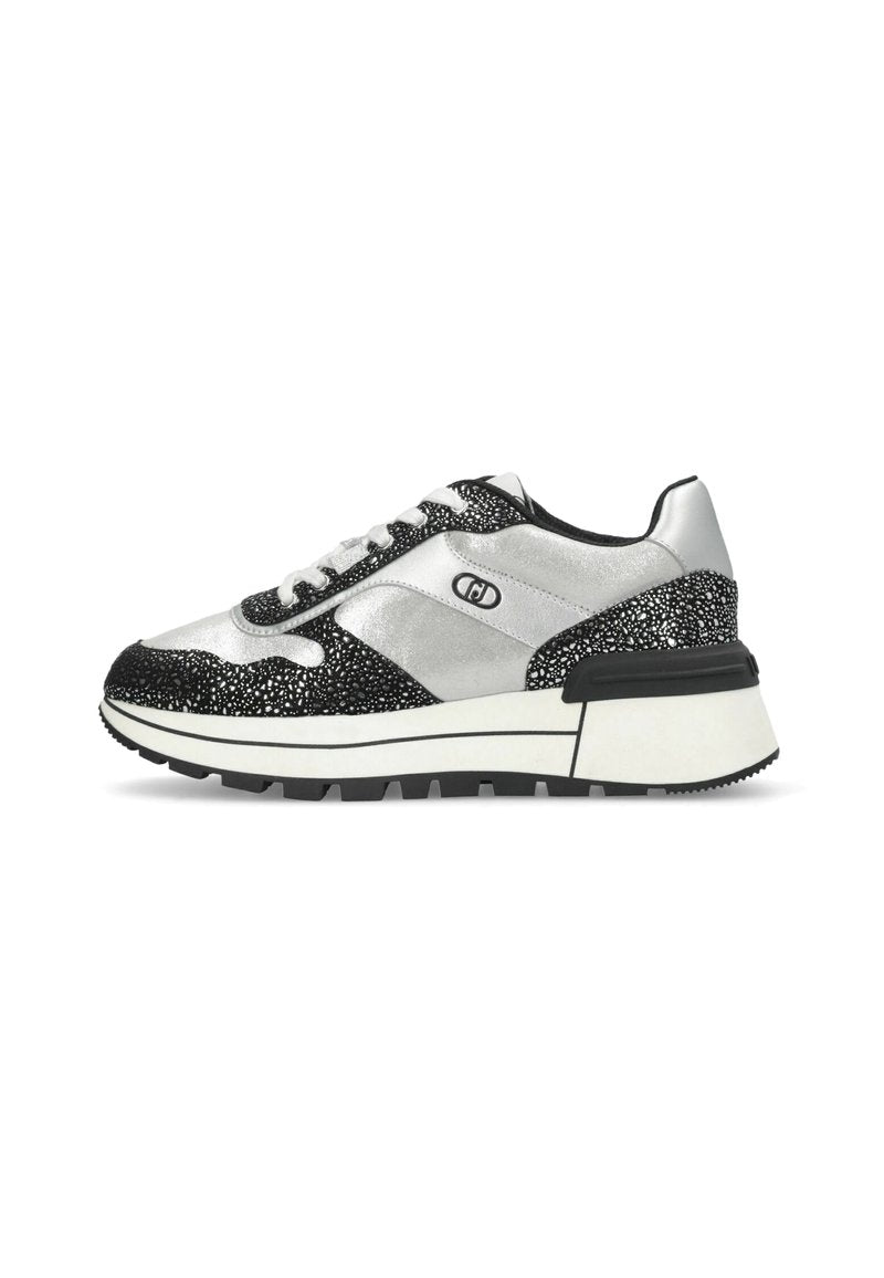 Metallisch silberner Sneaker mit schwarzen strukturierten Akzenten, abgerundeter Zehenpartie, Schnürverschluss und klobiger weißer Sohle. Enthält eine gemusterte schwarze Überlagerung.