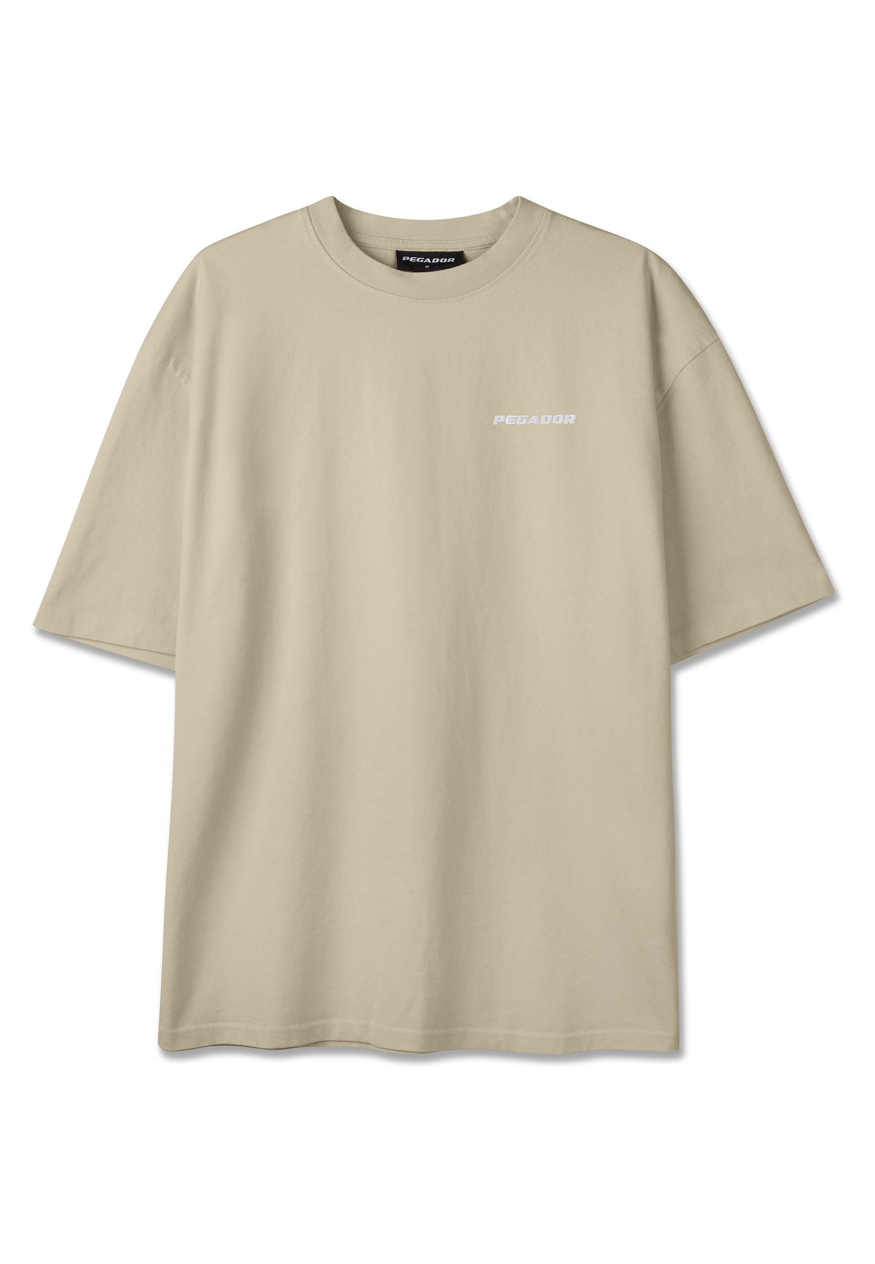 Beiges T-Shirt mit kurzen Ärmeln, Rundhalsausschnitt und kleinem weißen "PEGADOR"-Logo auf der linken Brust gedruckt.