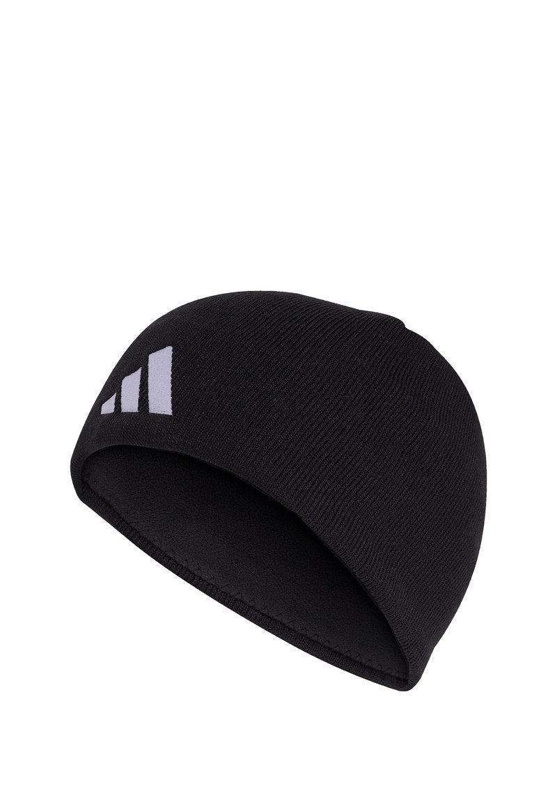 Schwarze Strickmütze mit Fleecefutter und einem weißen Drei-Streifen-Logo an der Seite, entworfen für kaltes Wetter.