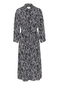 Navyblaues Kleid mit weißem Wirbelmuster, mit Kragen, langen Ärmeln und einem Bindegürtel in der Taille. Leichter Stoff, knielanges Design.