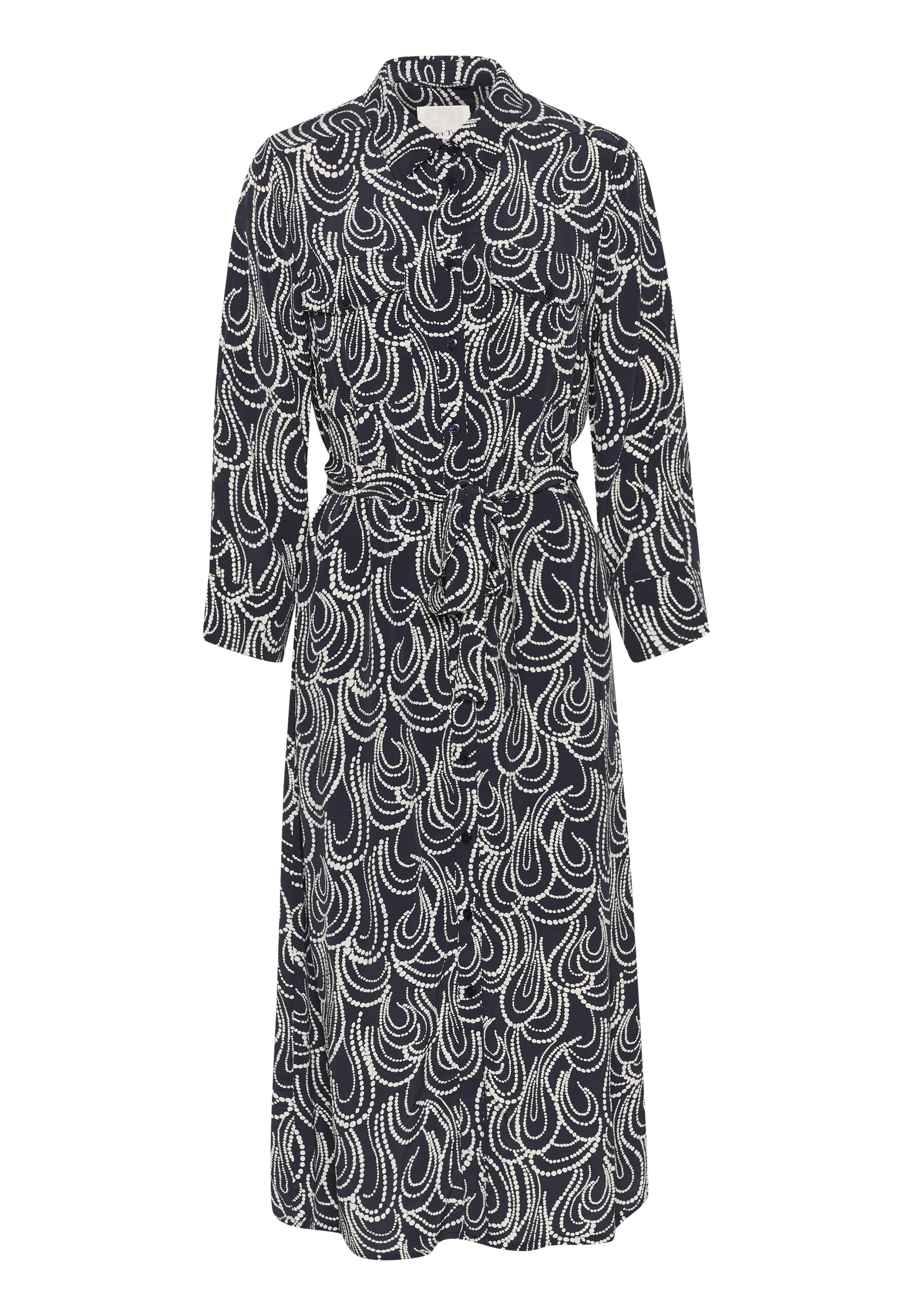 Navyblaues Kleid mit weißem Wirbelmuster, mit Kragen, langen Ärmeln und einem Bindegürtel in der Taille. Leichter Stoff, knielanges Design.
