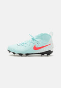 Helle blaue Fußballschuhe mit einem pinken Nike-Swoosh, schwarzem Außensole und weißen Akzenten. Verfügt über ein Schnürdesign und eine strukturierte Oberseite.